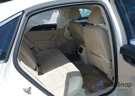 2014 Volkswagen Passat 1.8T Se z USA, uszkodzony, nr VIN 1VWBT7A33EC032493